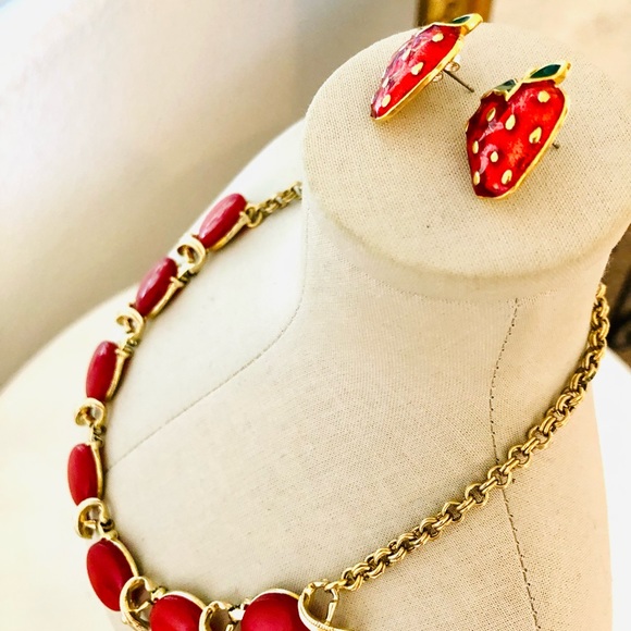 Vintage Red Thermoset Necklace & Strawberry Earrings - Picture 9 of 14